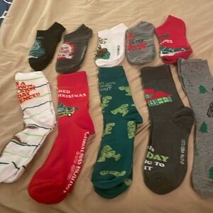 10 pairs of Christmas socks.  Box had 12 but 2 were used 
5 crew 5 no show